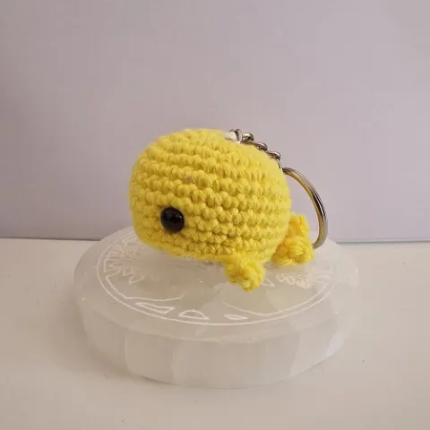 Nyckelring med en val i färg gul