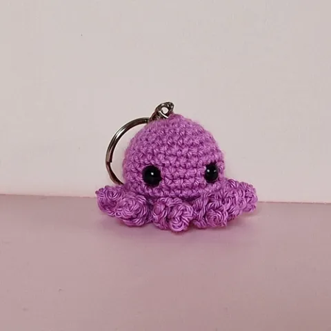 Nyckelring med en bläckfisk i färg lila