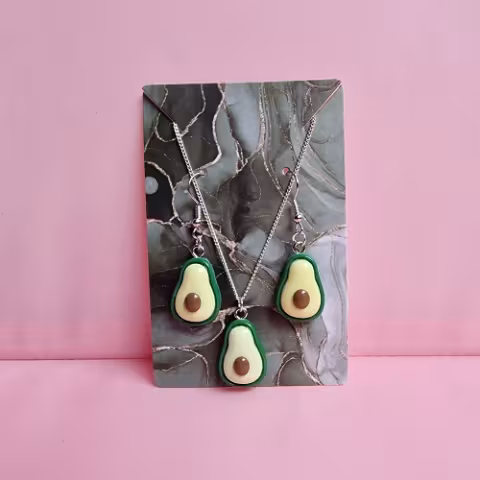 Set av smycken med avocados