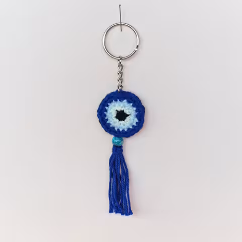 En nyckelring med sten och evil eye